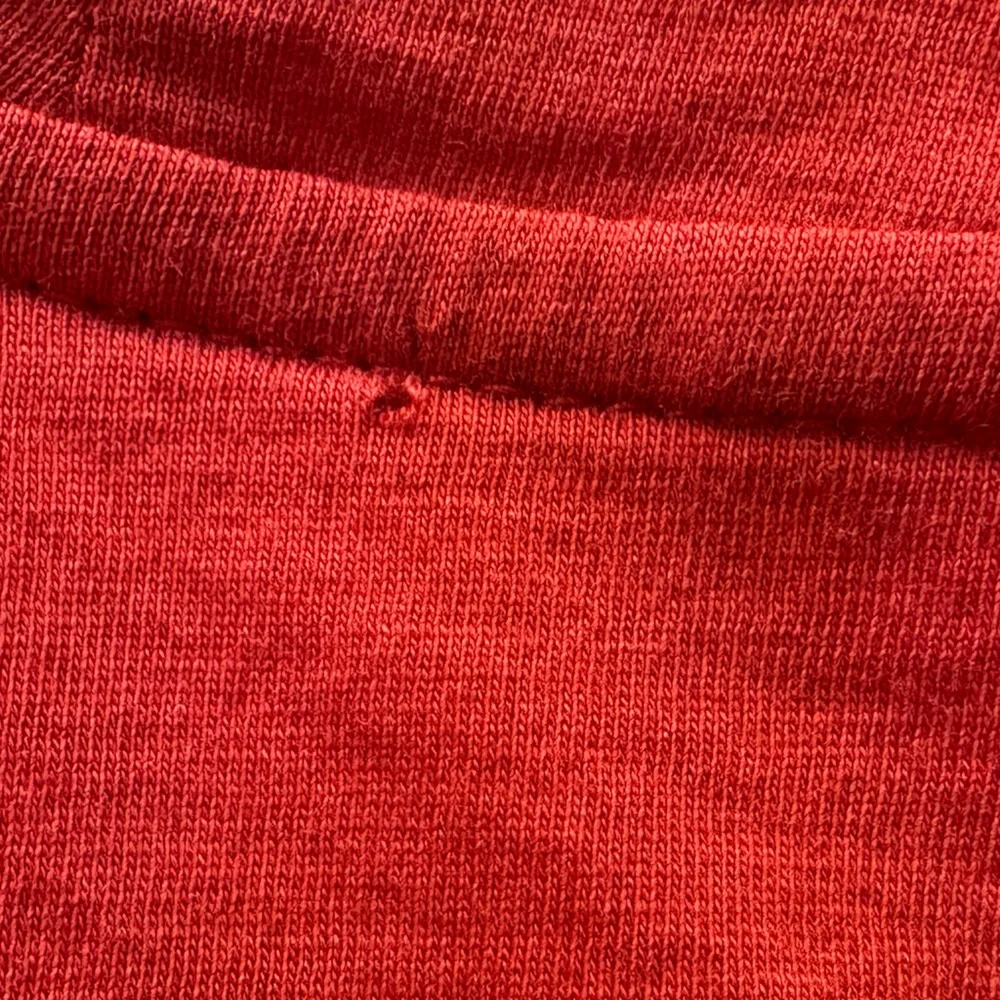 Vince essential Pima cotton crew neck T-shirt (L, vermillion) - has flaw - Picture 10 of 10